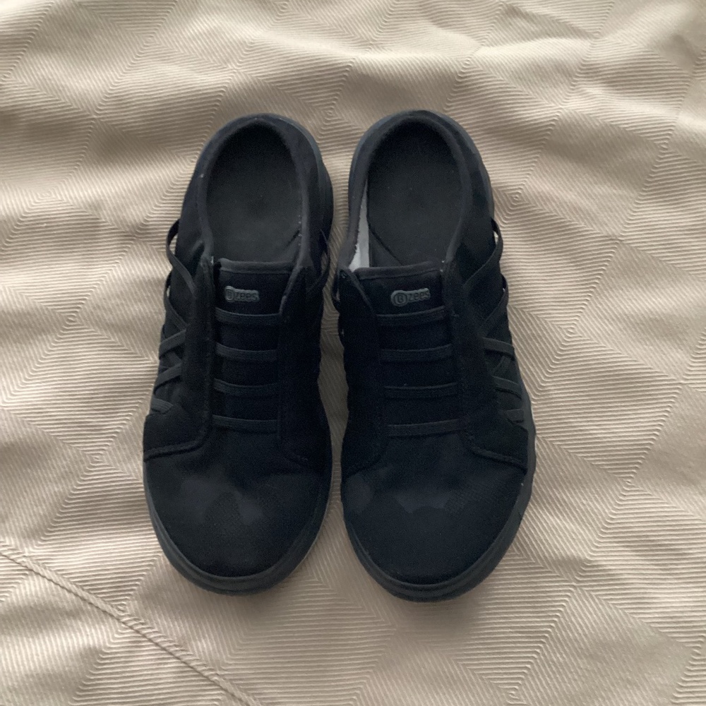 BZees Golden Mule women's 7.5 black slip on sneaker